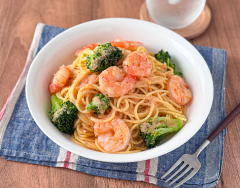 パスタと一緒にゆでるだけ♪えびとブロッコリーの明太パスタ